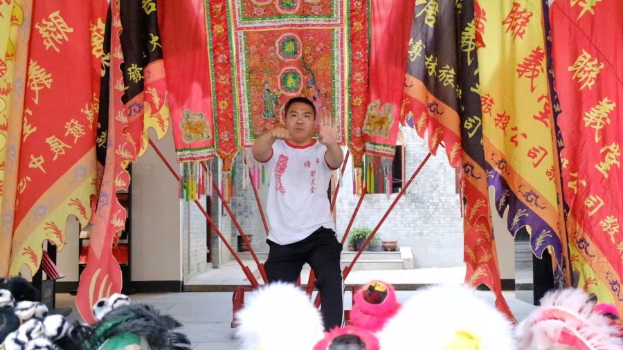 L'héritière de la danse du lion d'âge moyen Zhang Tinghai : entre tradition et réalité, en attendant