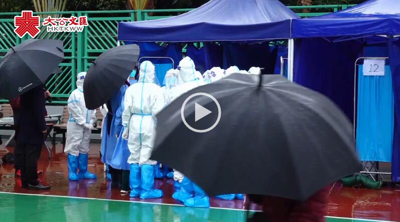 内地援港｜内地医护雨中出征助市民采样　网友：感谢国家！