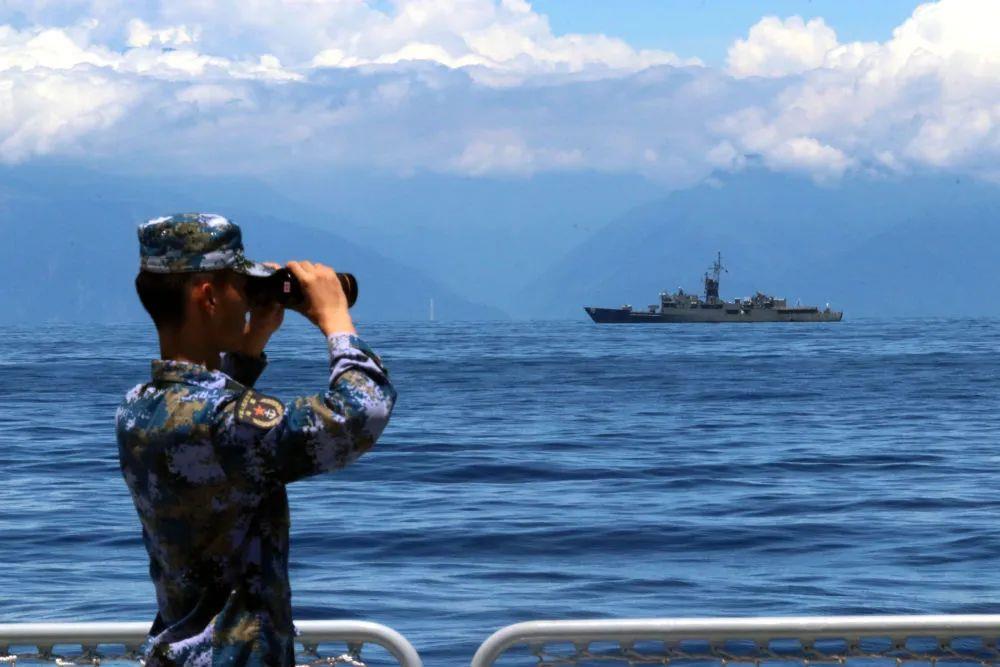 解放军抵近台湾海岸线 从我舰拍摄台舰近景画面公开