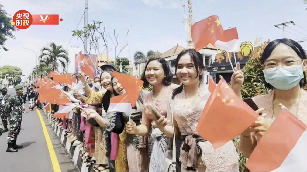 独家视频丨习近平主席离开巴厘岛 当地民众夹道欢送