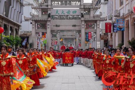 【老广贺春▪法语】Défilé de gongs et de tambours dans la rue Pai Fang à Chaozhou.