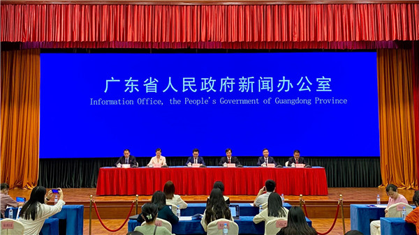 广东省政府新闻办举行珠三角与粤东西北经贸合作招商会新闻发布会