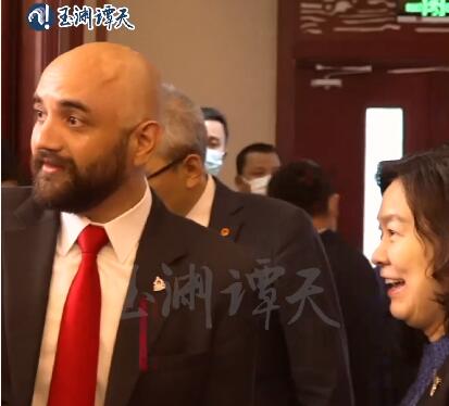 玉渊谭天丨中洪两方官员在开馆仪式前亲切拥抱