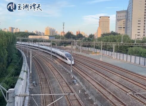 美国商务部长乘中国高铁让美媒纠结