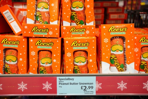 英国今年圣诞购物季格外早 生活成本上升是主因