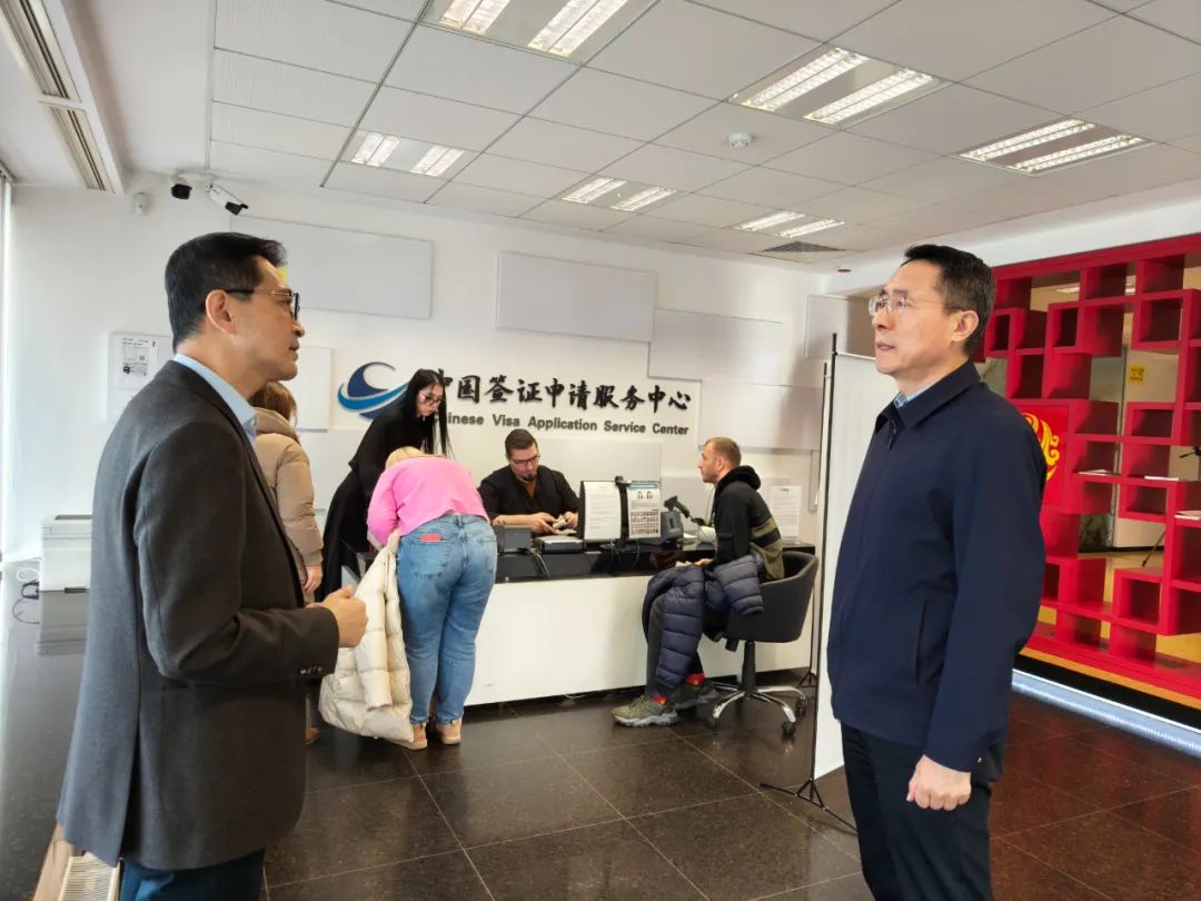 中国驻罗马尼亚大使韩春霖走访布加勒斯特中国签证中心