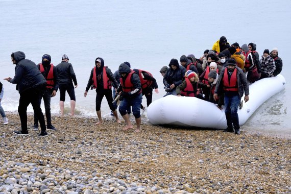 2023年近3万非法移民偷渡英吉利海峡到英国