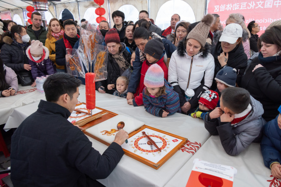 匈牙利民众唐人街庙会感受中国年味