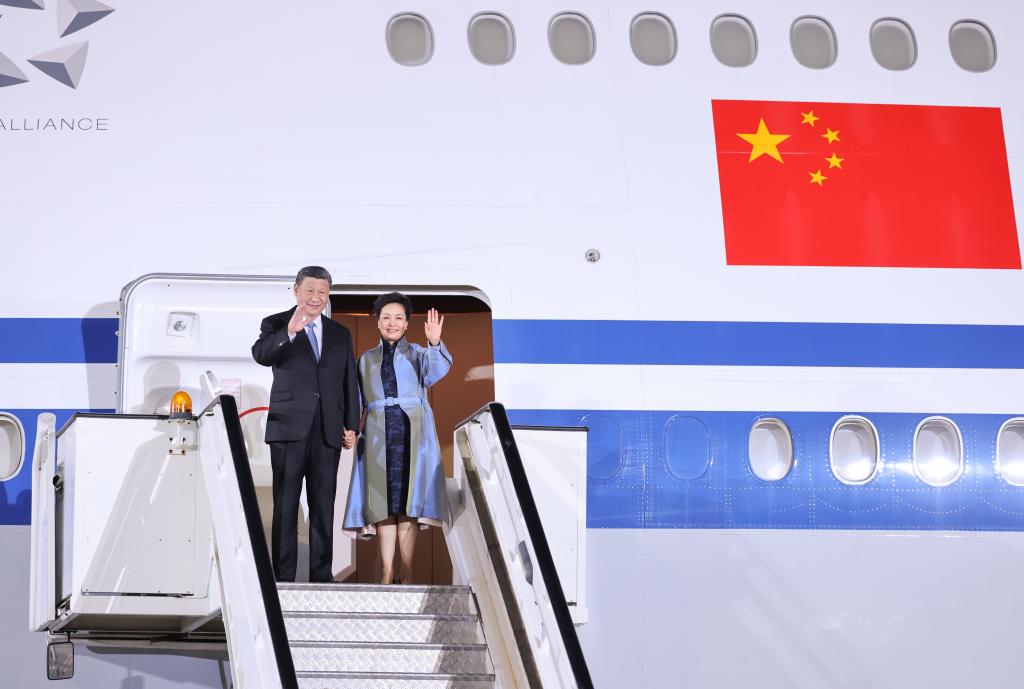 高清大图丨习近平主席抵达塞尔维亚 武契奇总统热情迎接