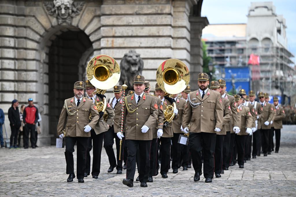 Xi attends welcome ceremony held by Hungarian President Sulyok, Prime Minister Orban in Budapest