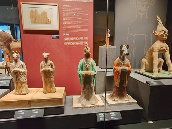 海外华文媒体代表团探访新疆博物馆，领略千年文化魅力