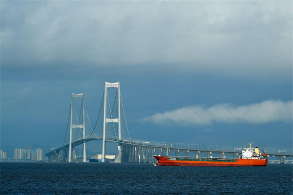 【大美广东】Over Lingdingyang, the Shenzhen-Zhongshan Bridge sets five records  伶仃洋上，“中国智造”踏浪而起