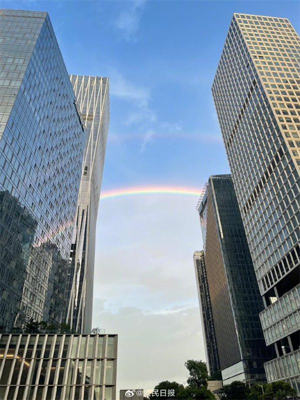 【大美广东】Double rainbows unfolded in the sky over Shenzhen.  双彩虹在深圳上空浪漫上演