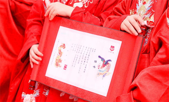 【大美广东】Taking a sightseeing boat and walking down the red carpet, 21 new couples attended a group wedding ceremony 坐游船、踏红毯，广州21对新人在集体婚礼许下爱的誓言
