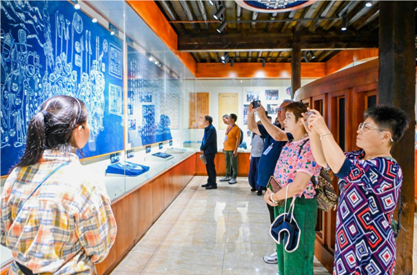云南大理：游客深度体验白族扎染 “非遗+旅游”成文旅热点