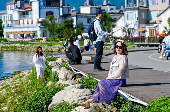 大理洱海：海菜花绽放引游客 绘就优美生态画卷