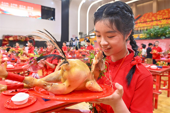 【大美广东】Fifty teenagers experienced the Chaoshan intangible cultural heritage of the coming-of-age ceremony  50位青少年体验潮汕非遗民俗成人礼