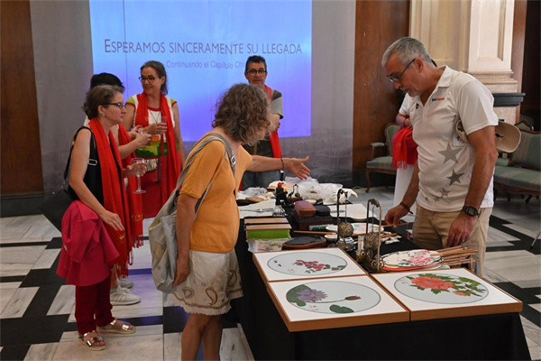 【大美广东】Guangzhou's Thirteen Hongs craft works on display in Spain  广州十三行工艺美术作品亮相西班牙