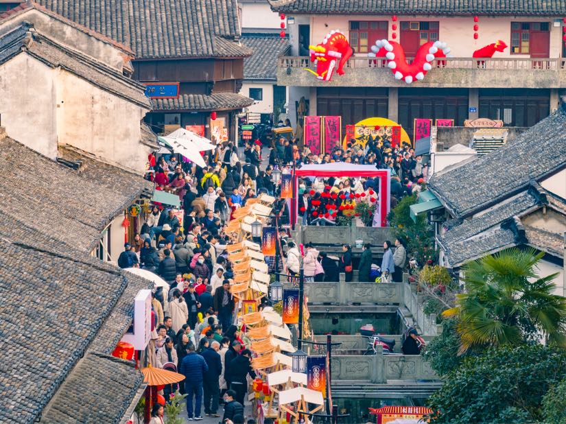 江南槐市藏于闹市之中、“老旧小区”焕发未来模样 历史与未来共绘“国际滨”发展画卷