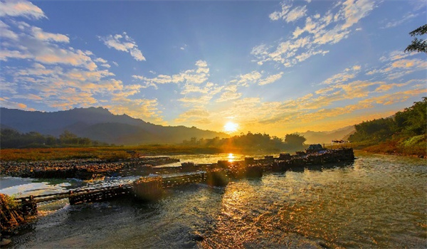 【大美广东】Yuliang Old Village, Lianping, Heyuan: The unique fishing technique attracts many visitors  河源连平“鱼梁古村”：架梁捕鱼引客来