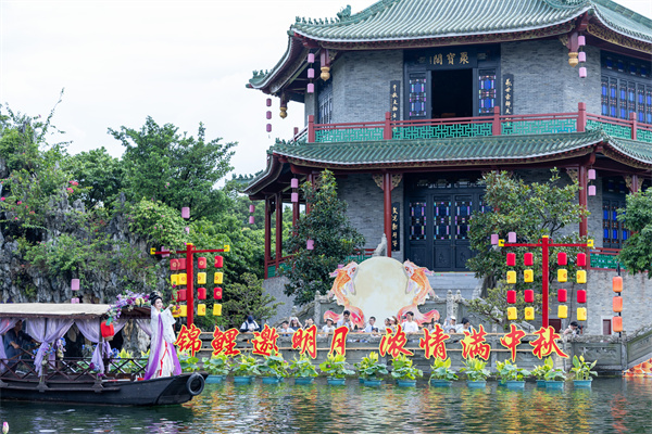 【大美广东】Guangzhou BaoMo Garden: Koi fish mermaids will perform synchronized swimming at Mid-Autumn Festival  广州宝墨园：锦鲤仙子花样浮泳将在中秋节上演