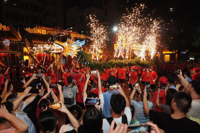 【大美广东】A fire dragon dance performance was staged on Junhe Street, Baiyun District, Guangzhou  广州白云均禾街上演原生态舞火龙盛景