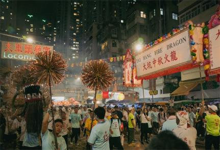 【大美广东】The Fire Dragon Dance, with a history of over 140 years, celebrates the Mid-Autumn Festival in Tai Hang, Hong Kong  传承140年的火龙在香港大坑起舞迎中秋