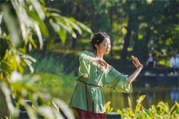 【大美广东】Touring the park in hanfu  穿着汉服游公园