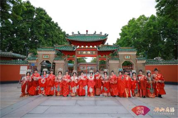【大美广东】Traditional Lingnan style wedding ceremony taking a ‘sweet’ for Foshan  尽显中式浪漫！佛山古镇岭南风尚婚礼满城“撒糖”
