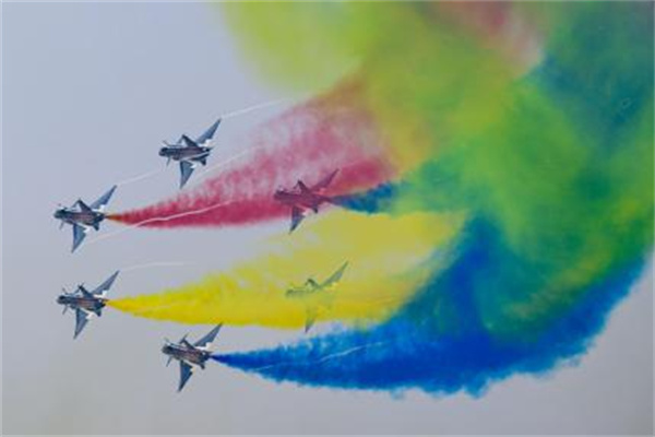 【大美广东】The 15th China International Aviation and Aerospace Exhibition kicks off in Zhuhai with a bang, featuring wonderful performances in the sky  珠海航展震撼启幕，蓝天盛宴上演“速度与激情”
