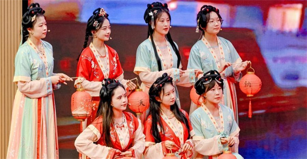 【雲上嶺南】American students won the only merit award in the international group of 2024 Global Conference for Reciting Chinese Poetry  美国男女生拿下全球中华诗词吟诵大会国际组唯一特等奖