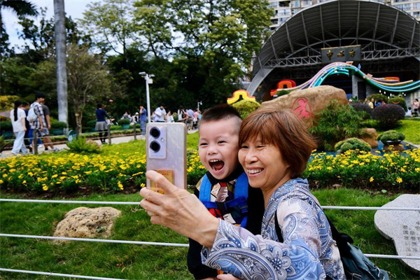 【大美广东】Several chrysanthemums bloom during the Guangzhou Chrysanthemum Exhibition to celebrate the arrival of autumn  “菊中巨人”“棒棒菊”陆续开花！“羊城菊会”赴一场秋日之约