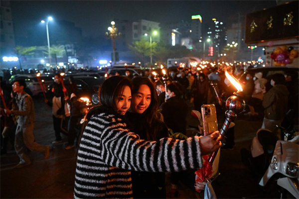 【大美广东】The Yangmei Torch Festival ignites the New Year with passion, as the glow of fire and the reverberating sounds of gongs and drums fill the air  火光闪耀锣鼓震天，阳美火把节点燃新春激情