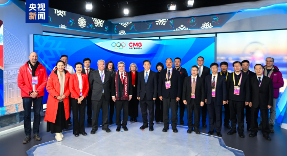 授牌！国际奥委会主席巴赫为总台2026年米兰冬奥会国际公用信号制作团队颁发制播牌证