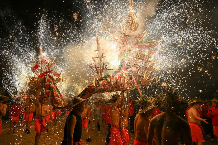 【大美广东】The fire dragon dance welcomed the Chinese New Year celebration  龙腾焰舞迎新春