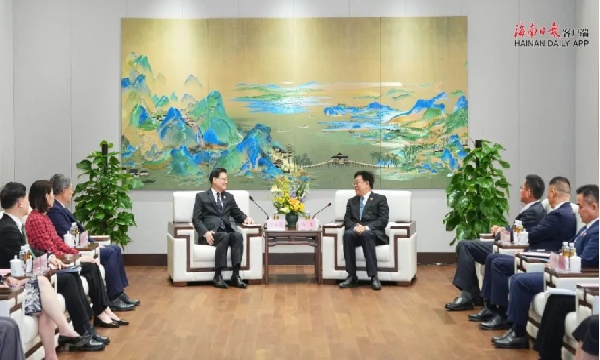 琼港合作备忘录签约仪式举行 李家超冯飞证签