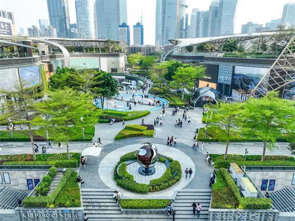 【大美广东】Park-Style Social Hubs in Guangzhou’s Malls  在商场里造公园，广州商业“卷”起花园式社交空间