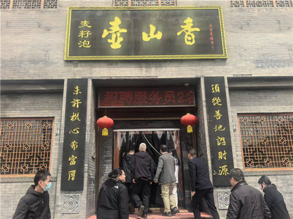 境外媒体品尝澄城麦子泡 百年传承的美食佳话