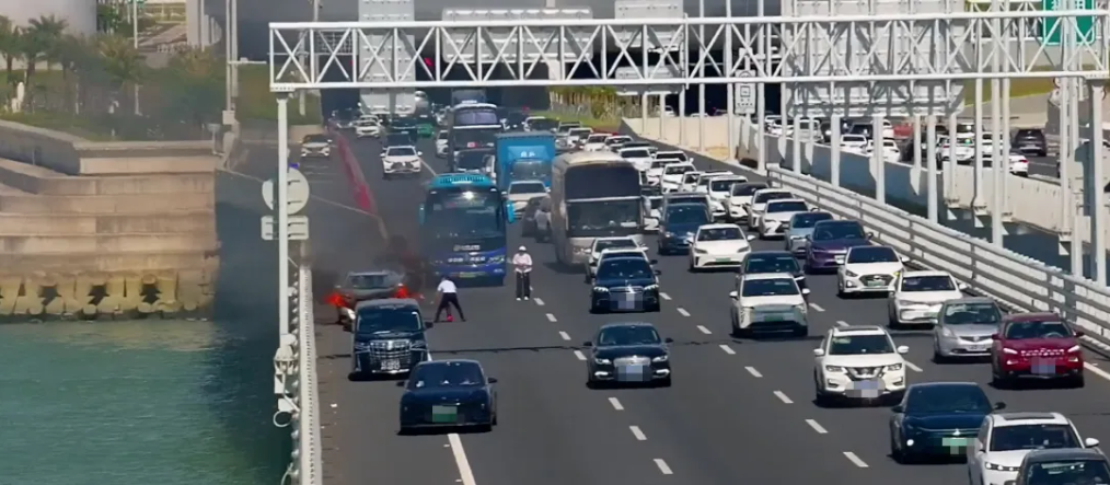 在深中通道，这三位司机的行为被拍下了！