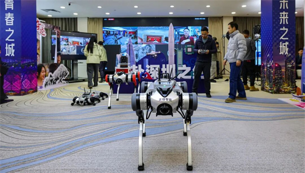 两会聚焦：深圳报业演播室“架桥” 共绘创新之城新篇