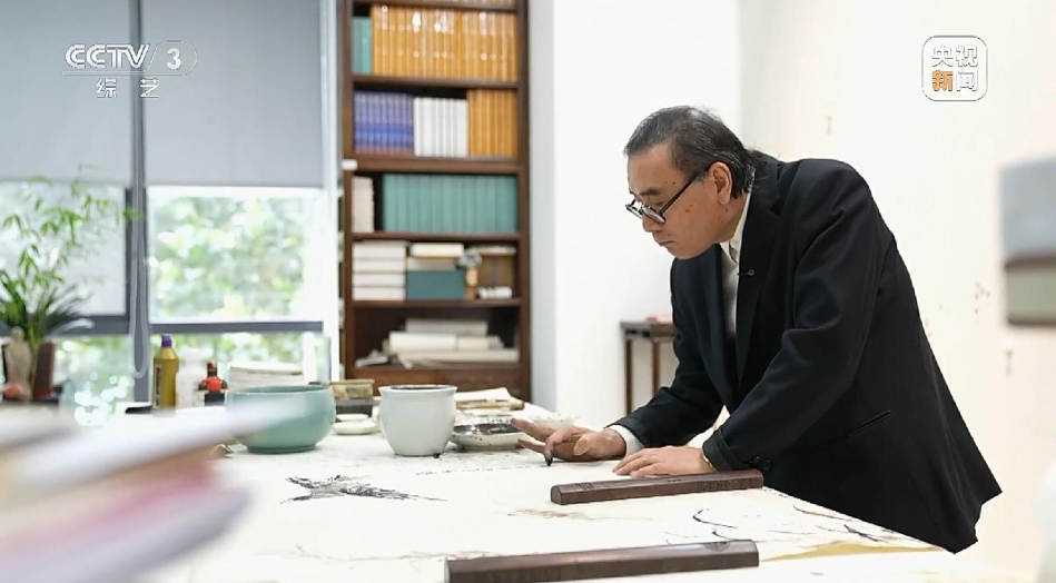 中国国家画院院长刘万鸣：指间存万象 墨里见乾坤