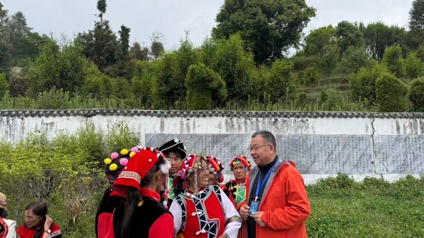 泥泞山路跋涉寻茶尊 锦秀古树千年静立见证山河岁月与茶香流转的东方故事