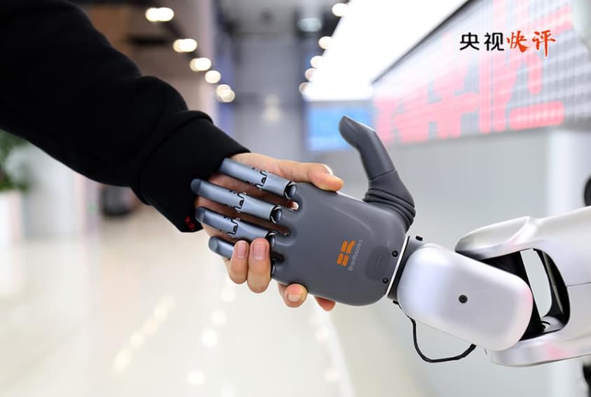 央视快评丨携手构建公正合理的全球人工智能治理体系