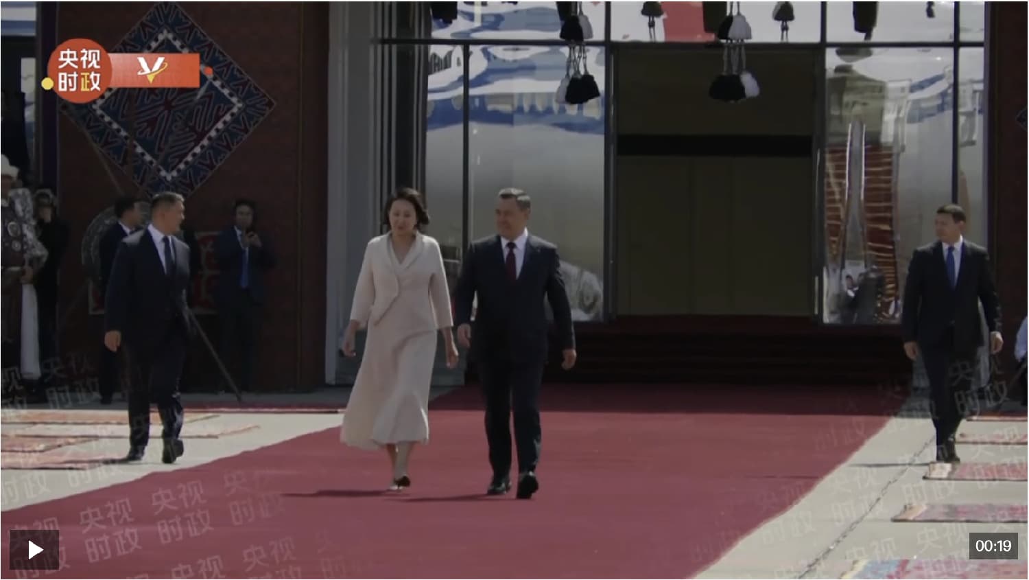 独家视频丨吉尔吉斯斯坦总统夫妇在机场迎接习近平主席到访