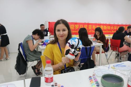 图八 营员Raluca Alexandru完成的京剧脸谱