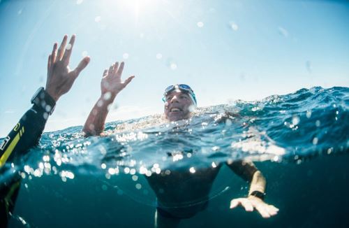 英男子“泳渡”英吉利海峡呼吁保护海洋环境