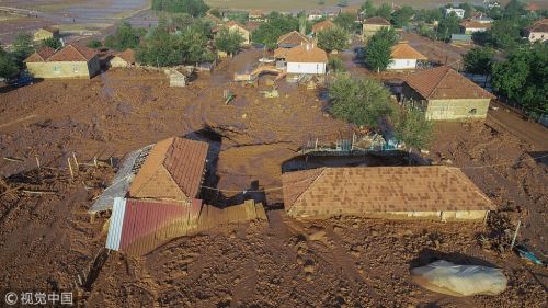 土耳其遭暴雨袭击道路被掩埋 变成“泥浆王国”