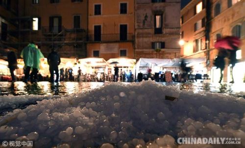 意大利遭遇罕见暴雨冰雹天气 汽车被冻在路上动弹不得