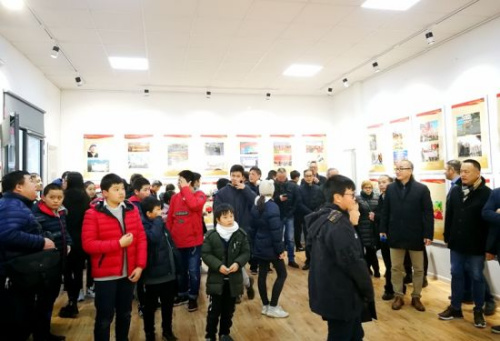 米兰中文学校学生参观图片展。(图片来源：欧联网)