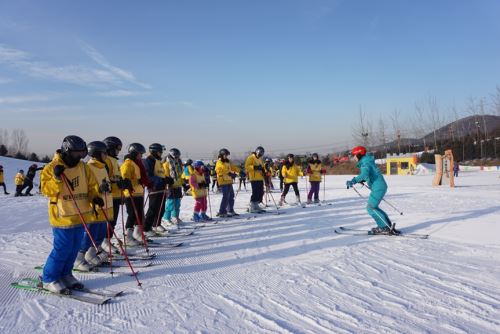 “中国寻根之旅·魅力北京”迎冬奥冰雪冬令营 冰雪体验日活动在京举行